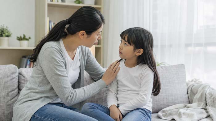 Mẹ ngồi bên con ân cần tìm hiểu vì sao con nói dối